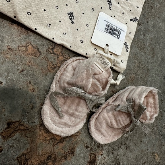 Baby booties - Picture 1 of 2